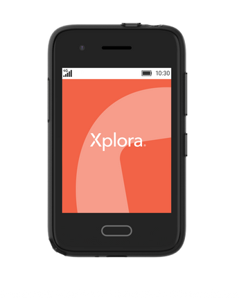 XploraOne opstartsskærm med rød baggrund og Xplora-logo. En sikker mobiloplevelse til børn – uden apps eller internet.