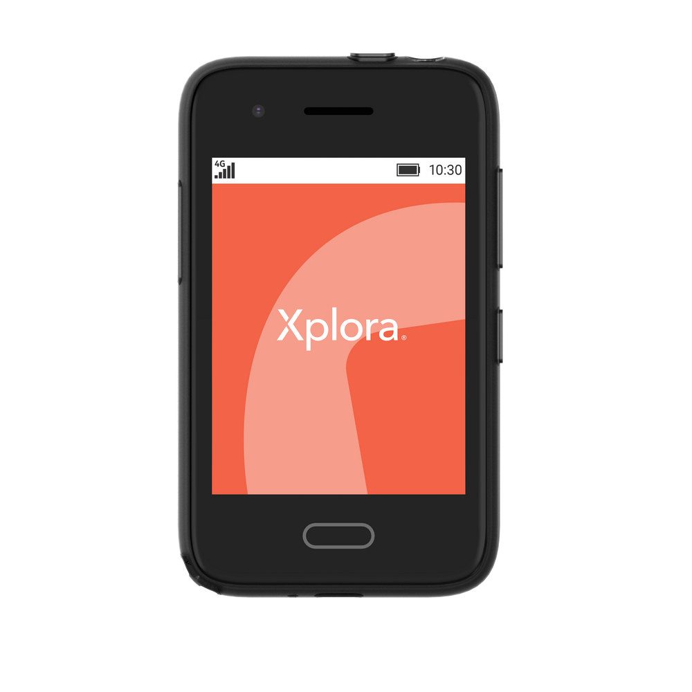 XploraOne opstartsskærm med rød baggrund og Xplora-logo. En sikker mobiloplevelse til børn – uden apps eller internet.