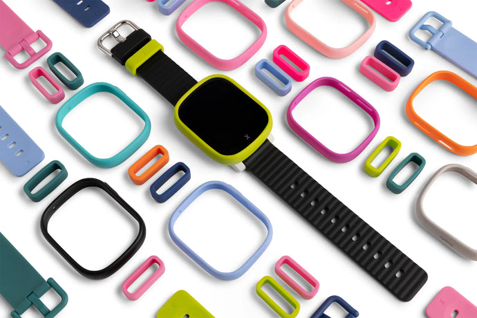 Xplora X6 Play smartwatch med et udvalg af farverige udskiftelige remme, bezels og løkker. Tilpas dit ur med forskellige farvekombinationer for en unik og personlig stil.