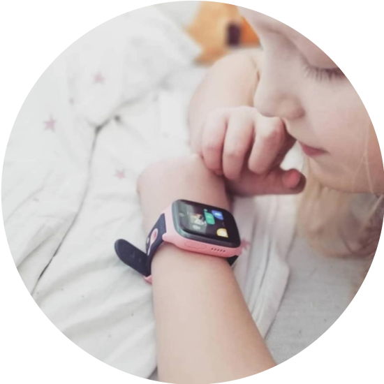 Liggende pige med Xplora smartwatch