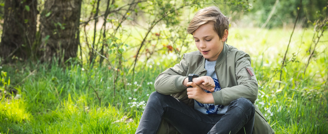 Dreng kigger på sit Xplora smartwatch