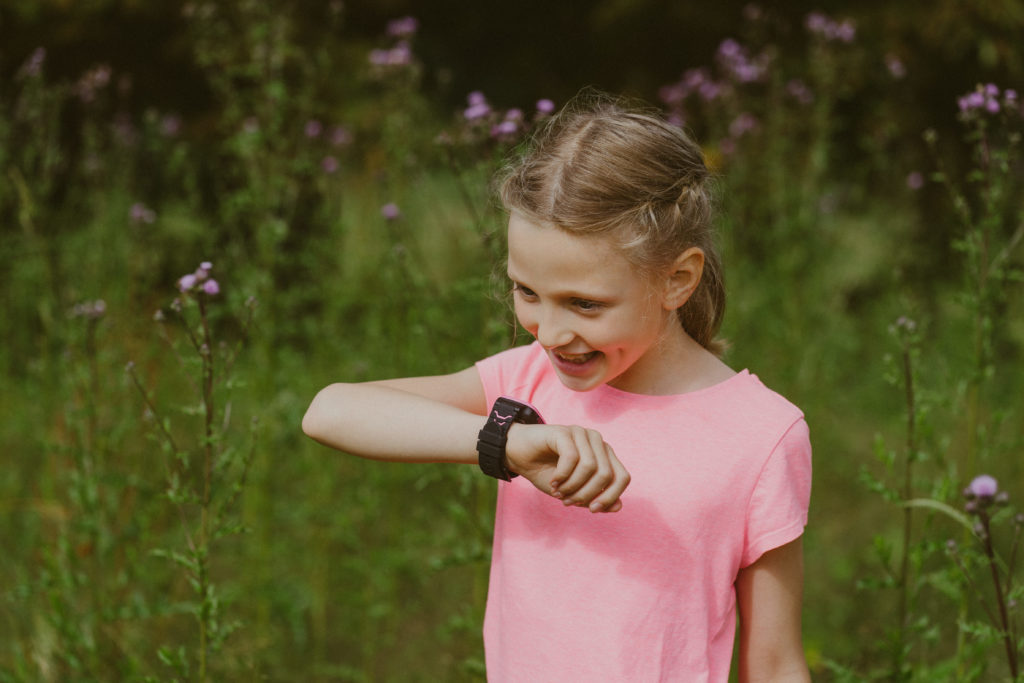 Pige taler til sit Xplora smartwatch
