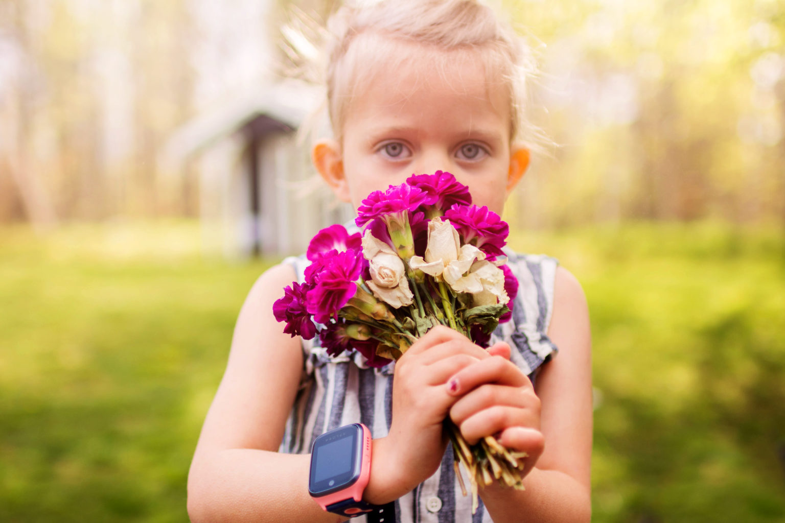 mobil til børn blog_ pige med blomst