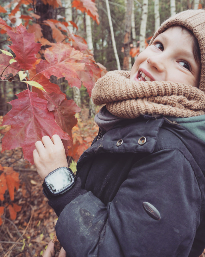 Pige i skoven med sit Xplora ur