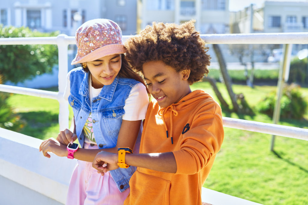 Børn tjekker Xplora smartwatch ud